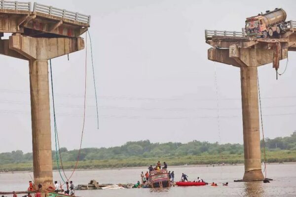 ποΈ Tragedy on the Gambhira Bridge β Vadodara, July 9, 2025